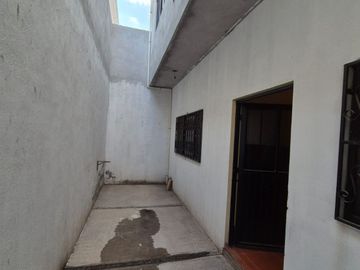 Casa de dos pisos y terraza con 3 recamaras y 2 baños en Granjas Banthi