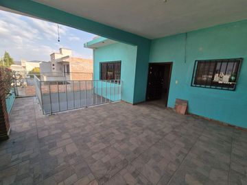 Casa de dos pisos y terraza con 3 recamaras y 2 baños en Granjas Banthi