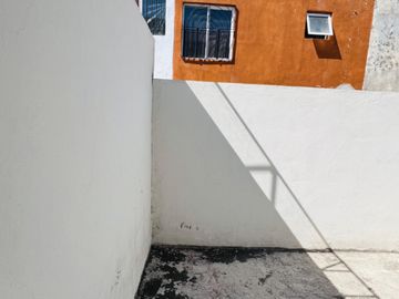 OPORTUNIDAD DE INVERSIÓN CASA EN LOMAS DE SAN JUAN, EN CALLE MONTE SINAI, PROPIO PARA USAR COMO CASA CON LOCAL COMERCIAL, OFICINA, ETC...