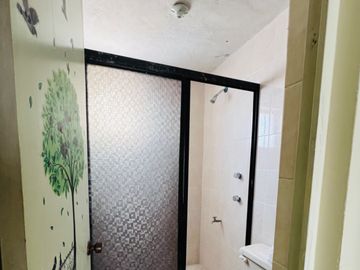 OPORTUNIDAD DE INVERSIÓN CASA EN LOMAS DE SAN JUAN, EN CALLE MONTE SINAI, PROPIO PARA USAR COMO CASA CON LOCAL COMERCIAL, OFICINA, ETC...