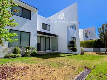 CASA REAL ESMERALDA. ZONA ESMERALDA. BOSQUE ESMERALDA. 3 RECAMARAS, 4 ESTACIONAMIENTOS, JARDÍN PLANO