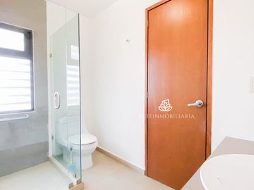CASA REAL ESMERALDA. ZONA ESMERALDA. BOSQUE ESMERALDA. 3 RECAMARAS, 4 ESTACIONAMIENTOS, JARDÍN PLANO