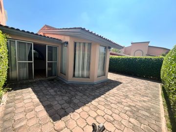 HERMOSA CASA UNA PLANTA