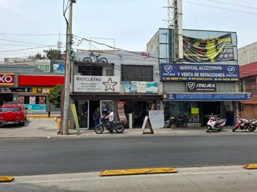 Casa con locales en venta en Escuadròn 201 Iztapalapa