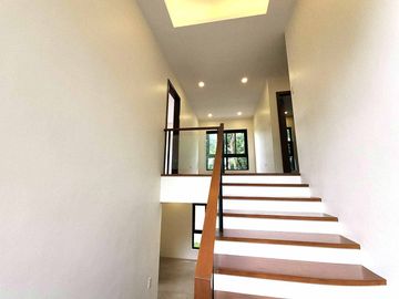 3 Storey House and Lot for sale in Filinvest Subdivision Batasan Hills near Commonwealth Quezon City