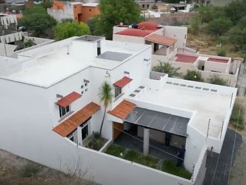 CASA EN VENTA EN VILLA DE LOS FRAILES, POCITOS, SAN MIGUEL DE ALLENDE CON JARDIN PRIVADO