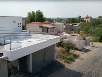 CASA EN VENTA EN VILLA DE LOS FRAILES, POCITOS, SAN MIGUEL DE ALLENDE CON JARDIN PRIVADO