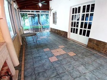 Casa en venta en Zona Sur: 3 dormitorios, 450 m² de terreno y quincho calefaccionado