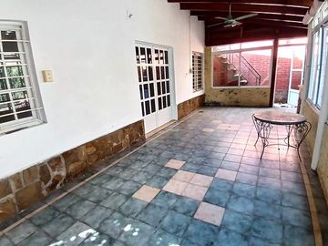 Casa en venta en Zona Sur: 3 dormitorios, 450 m² de terreno y quincho calefaccionado