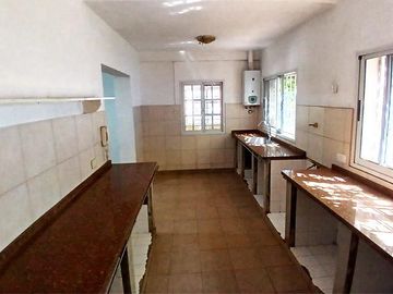 Casa en venta en Zona Sur: 3 dormitorios, 450 m² de terreno y quincho calefaccionado