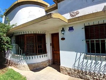 Casa en venta en Zona Sur: 3 dormitorios, 450 m² de terreno y quincho calefaccionado