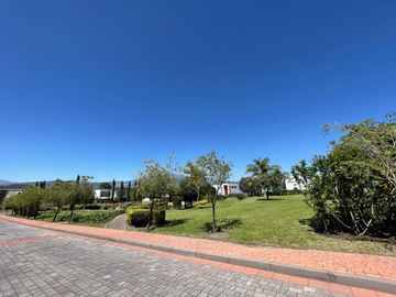 CASA DE VENTA, TUMBACO, DE LUJO, SECTOR HILACRIL