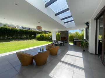 CASA DE VENTA, TUMBACO, DE LUJO, SECTOR HILACRIL