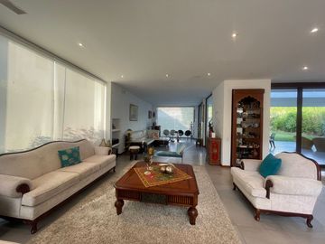CASA DE VENTA, TUMBACO, DE LUJO, SECTOR HILACRIL