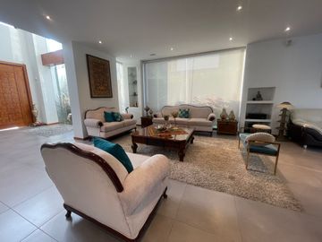 CASA DE VENTA, TUMBACO, DE LUJO, SECTOR HILACRIL