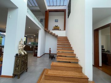CASA DE VENTA, TUMBACO, DE LUJO, SECTOR HILACRIL