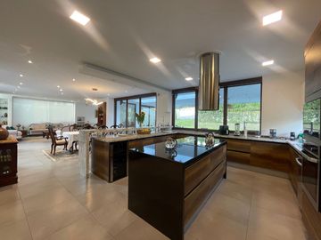 CASA DE VENTA, TUMBACO, DE LUJO, SECTOR HILACRIL
