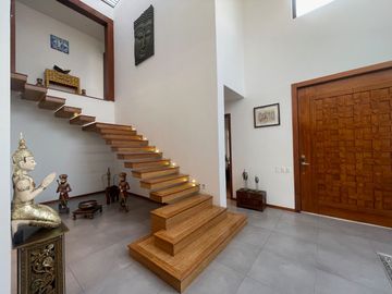 CASA DE VENTA, TUMBACO, DE LUJO, SECTOR HILACRIL