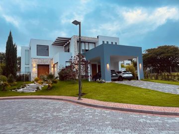 CASA DE VENTA, TUMBACO, DE LUJO, SECTOR HILACRIL