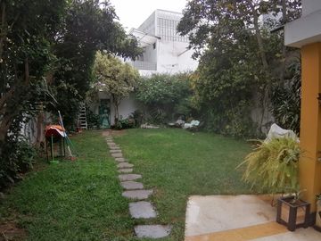 SAN ISIDRO VENDO HERMOSA CASA  CON JARDIN AMPLIO