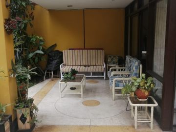 SAN ISIDRO VENDO HERMOSA CASA  CON JARDIN AMPLIO