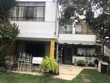 SAN ISIDRO VENDO HERMOSA CASA  CON JARDIN AMPLIO