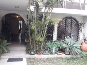 SAN ISIDRO VENDO HERMOSA CASA  CON JARDIN AMPLIO