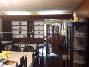 SAN ISIDRO VENDO HERMOSA CASA  CON JARDIN AMPLIO