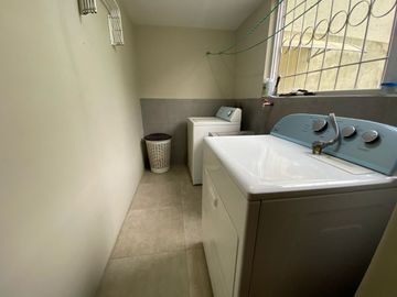 Venta Casa en Urbanización Sector Embajada Americana