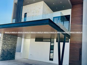 CASA EN VENTA  FRACC. ALTOZANO $5,520,000.