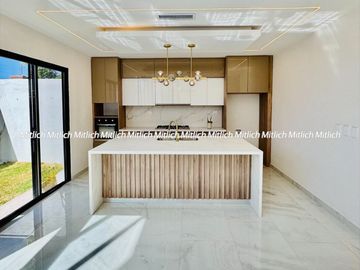 CASA EN VENTA  FRACC. ALTOZANO $5,520,000.