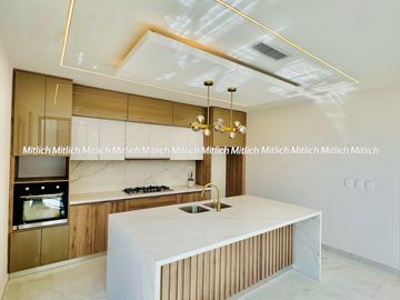 CASA EN VENTA  FRACC. ALTOZANO $5,520,000.