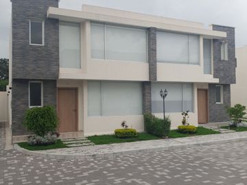 Venta de Casa, Tumbaco, Excelente ubicación, Conjunto Privado con seguridad 24/7