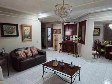 ¡Vendo Casa en Urdesa Central Sector Colegio Santo Domingo de Guzmán!
