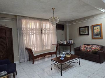 ¡Vendo Casa en Urdesa Central Sector Colegio Santo Domingo de Guzmán!
