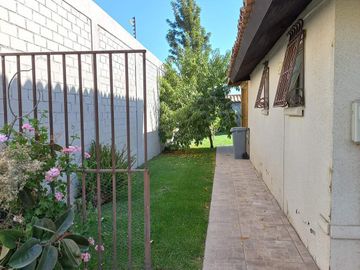 Se vende casa , 200 M2 , en condominio Laguna del Sol, Padre Hurtado