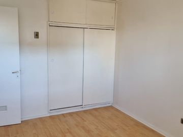 SE VENDE DEPARTAMENTO FRENTE PLAZA PINTO