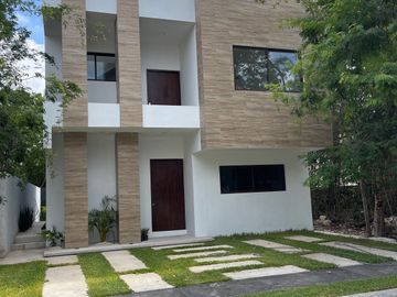 SE VENDE HERMOSA CASA CON ALBERCA EN PLAYA DEL CARMEN DE ENTREGA INMEDIATA A 7 MINUTOS DE LA PLAYA