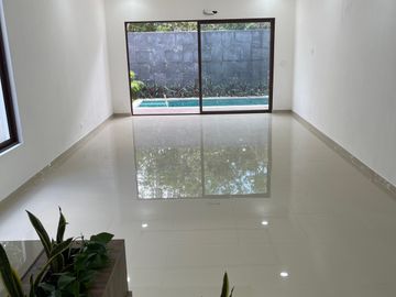 SE VENDE HERMOSA CASA CON ALBERCA EN PLAYA DEL CARMEN DE ENTREGA INMEDIATA A 7 MINUTOS DE LA PLAYA
