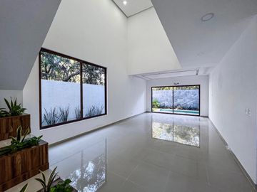 SE VENDE HERMOSA CASA CON ALBERCA EN PLAYA DEL CARMEN DE ENTREGA INMEDIATA A 7 MINUTOS DE LA PLAYA