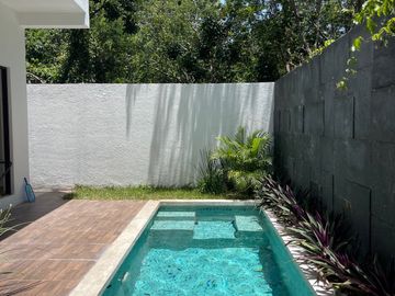 SE VENDE HERMOSA CASA CON ALBERCA EN PLAYA DEL CARMEN DE ENTREGA INMEDIATA A 7 MINUTOS DE LA PLAYA