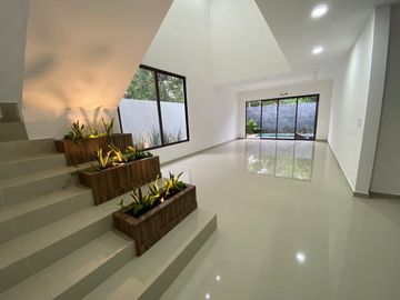 SE VENDE HERMOSA CASA CON ALBERCA EN PLAYA DEL CARMEN DE ENTREGA INMEDIATA A 7 MINUTOS DE LA PLAYA