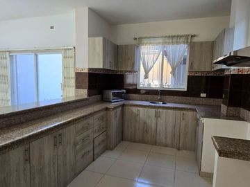 Vendo Moderna Casa en Ciudadela Guayacanes 2 Plantas en Sector Cerrado