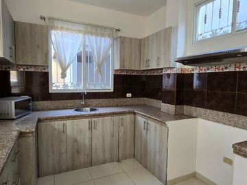 Vendo Moderna Casa en Ciudadela Guayacanes 2 Plantas en Sector Cerrado