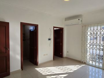 Vendo Moderna Casa en Ciudadela Guayacanes 2 Plantas en Sector Cerrado