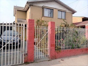 SE VENDE CASA: Casa de 2 pisos, 4 Poniente esquina Nueva San Martin, Villa Pehuen XI, Comuna de Maipú.