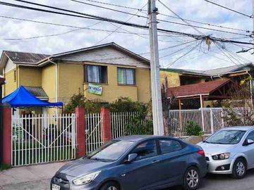 SE VENDE CASA: Casa de 2 pisos, 4 Poniente esquina Nueva San Martin, Villa Pehuen XI, Comuna de Maipú.