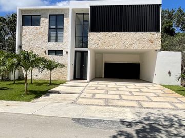 EN VENTA EXCLUSIVA RESIDENCIA CON ALBERCA PRIVADA EN PLAYA DEL CARMEN A 7 MINUTOS DE LA HERMOSA PLAYA XPU-HA