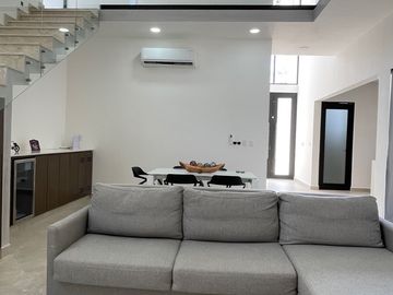 EN VENTA EXCLUSIVA RESIDENCIA CON ALBERCA PRIVADA EN PLAYA DEL CARMEN A 7 MINUTOS DE LA HERMOSA PLAYA XPU-HA