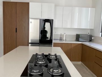 EN VENTA EXCLUSIVA RESIDENCIA CON ALBERCA PRIVADA EN PLAYA DEL CARMEN A 7 MINUTOS DE LA HERMOSA PLAYA XPU-HA
